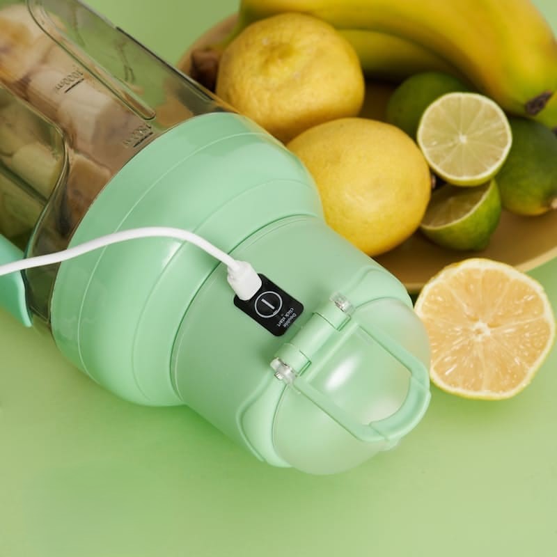 Portable and Rechargeable Juice Blender WITH A STRAW